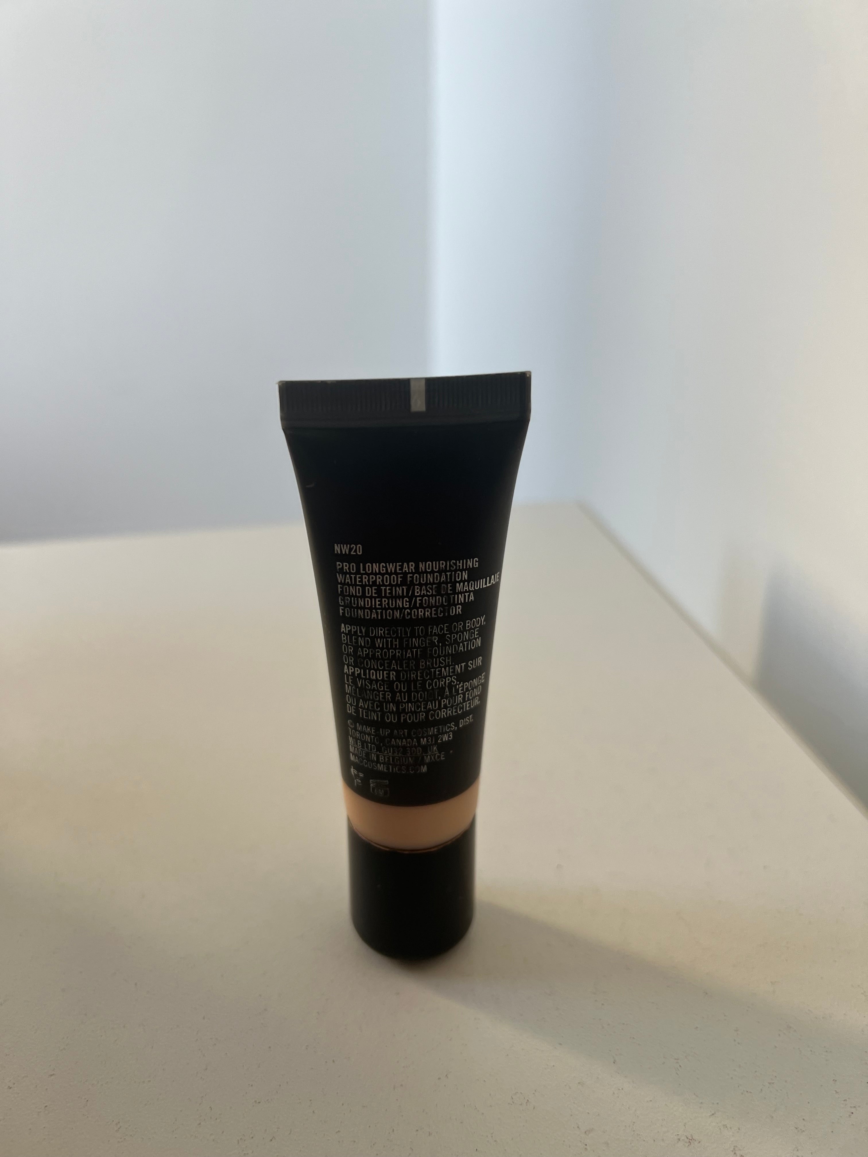 Base Pro longwear Mac NW20